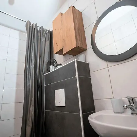 Apartman Livemore24 - 4 In Hoch Wlan - Smart-tv - 24-7 Check-in Und Kueche *